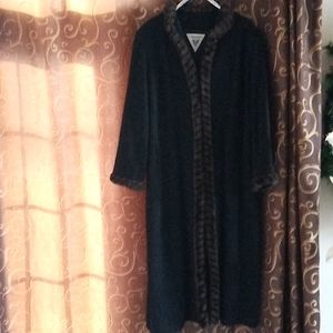 💯 perfect wool very very long Coat 18W CLASS With Dry Cleaning take $30.00 Off